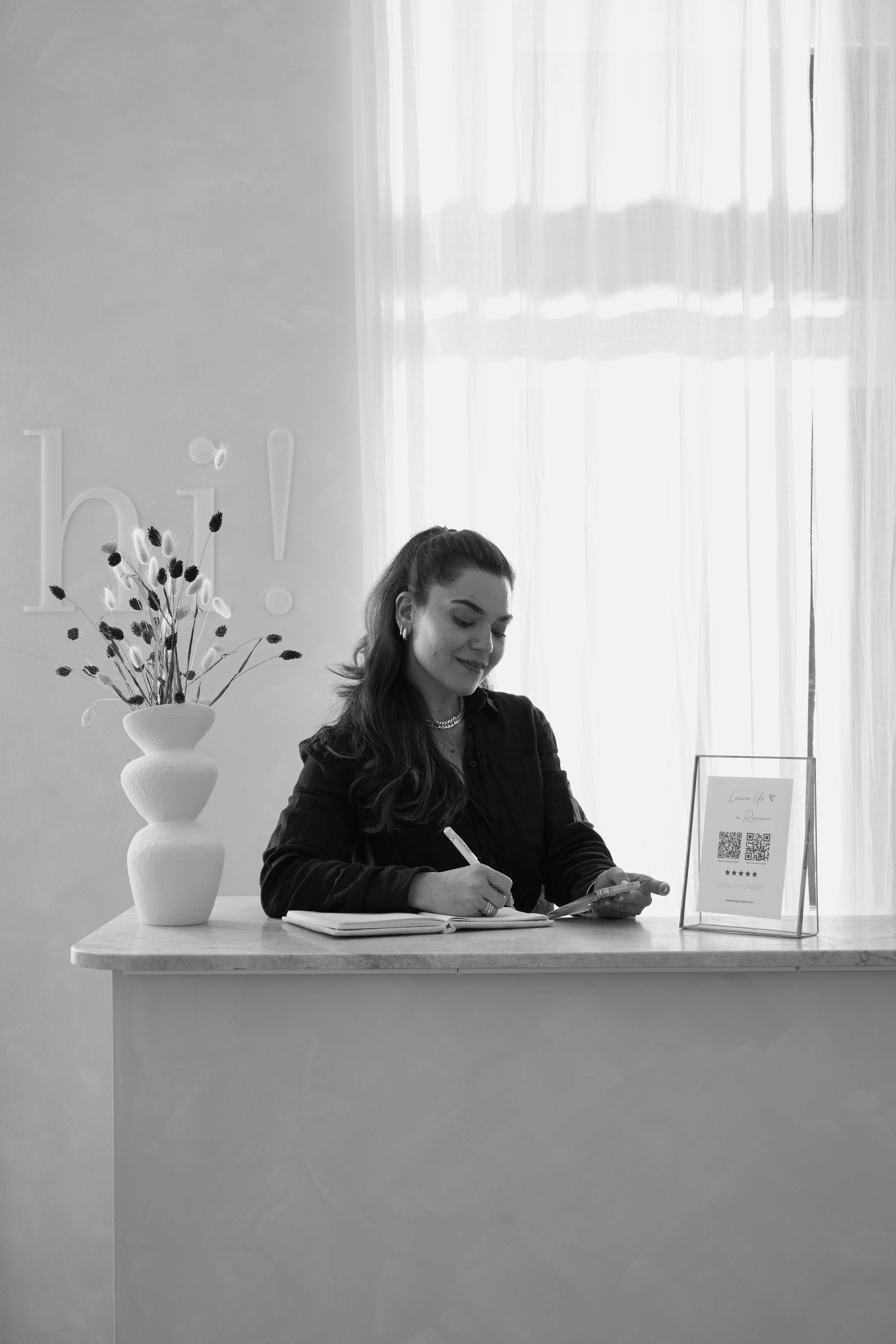 Qualifizierte Fachkraft bei Beauty Laser am Empfang